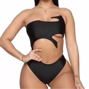 Fashion Nova - Cut You Off Bodysuit - Women's Size: XS
- Color: Black - NEW!!